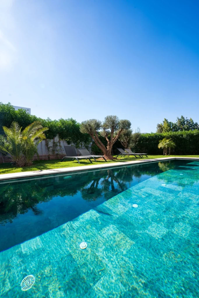 Villa Marrakech Location : Trouvez la Villa Idéale pour Votre Séjour 3 Villa à Marrakech avec piscine éclairée au coucher du soleil